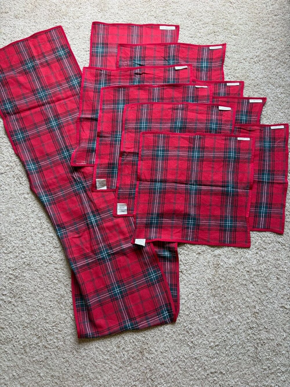 Williams Sonoma Set of 8 Tartan Plaid Red Cloth Napkins and Table Runner 16 x 90 - Picture 3 of 11